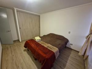 una camera da letto con un letto e un computer portatile sopra di edificio libertad a El Cerrillo