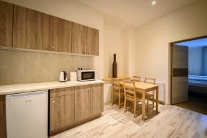 a kitchen with a table and a microwave at Apartamenty Wałowa 4 in Tarnów
