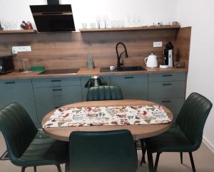 - une cuisine avec une table, des chaises et un évier dans l'établissement Apartman SKY Tatry, à Veľký Slavkov 22 autres photos