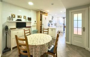 een keuken met een tafel en een tafel met stoelen bij Golf Apartment in Majadahonda