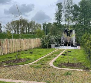 een tuin met een huis en een hek bij Laurel & Hardy in Mechelen +2 foto's