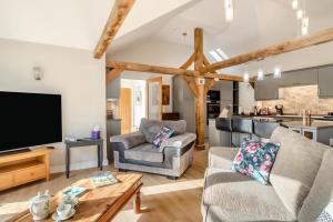 ein Wohnzimmer mit Sofa und Fernseher in der Unterkunft 1 Bed in Dickleburgh oc-m33974 in Dickleburgh