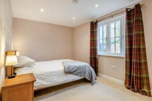 ein Schlafzimmer mit einem Bett und einem Fenster in der Unterkunft 1 Bed in Dickleburgh oc-m33974 in Dickleburgh