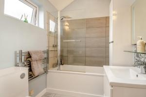 ein Badezimmer mit Badewanne, Waschbecken und Dusche in der Unterkunft 1 Bed in Dickleburgh oc-m33974 in Dickleburgh + 9 Fotos