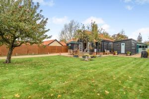 ein Garten mit einem Haus und einem Hof in der Unterkunft 1 Bed in Dickleburgh oc-m33974 in Dickleburgh