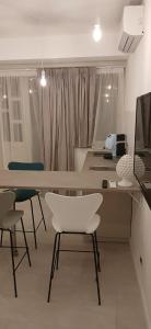 een kamer met een aantal stoelen, een tafel en een televisie bij Tao chambre in Taormina +27 foto's