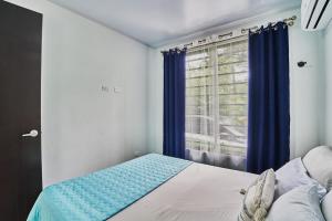 En eller flere senge i et værelse på Casa Trisquel Cozy Oasis 2BR wAC BBQ & Pool + 49 billeder