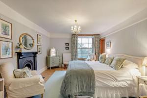 een slaapkamer met een groot bed en een open haard bij 7 Bed in Shebbear oc-w33731 in Black Torrington +42 foto's