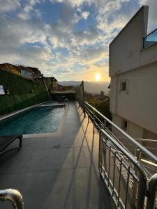 a swimming pool on the side of a building at WHİTE ROSE VİLLA Jakuzili ve Isıtma Havuzlu in Sapanca