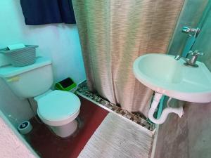 Koupelna v ubytování Peaceful Hidden Cabin in Panajachel + 35 fotografií