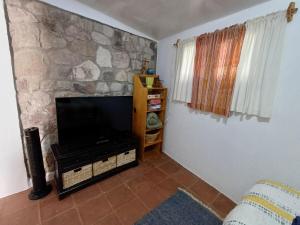 TV a/nebo společenská místnost v ubytování Peaceful Hidden Cabin in Panajachel