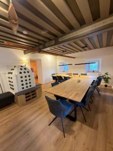 een grote kamer met een grote houten tafel en stoelen bij Das Detox Almhaus in Pusterwald