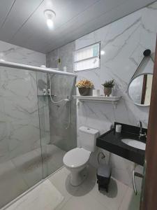 ein Badezimmer mit Dusche, Toilette und Waschbecken in der Unterkunft Casa de Fagundes PB in Lucena