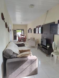 ein Schlafzimmer mit Bett und ein Wohnzimmer in der Unterkunft Casa de Fagundes PB in Lucena