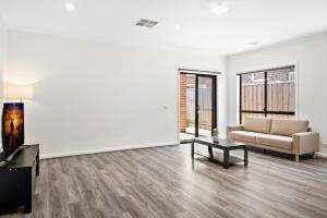 Et opholdsområde på Spacious 4-Bed Home with Private Outdoor Area