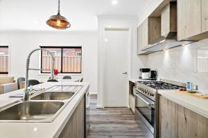 Køkken eller tekøkken på Spacious 4-Bed Home with Private Outdoor Area