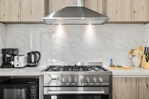 Køkken eller tekøkken på Spacious 4-Bed Home with Private Outdoor Area