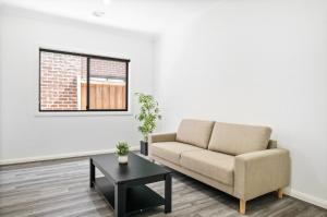 Et opholdsområde på Spacious 4-Bed Home with Private Outdoor Area + 7 billeder