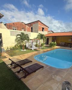 een zwembad in de tuin van een huis bij Pousada Linhares in Canoa Quebrada