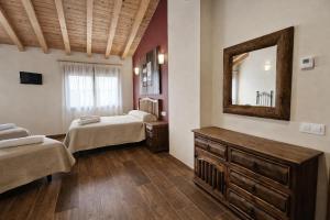 En eller flere senge i et værelse på Casa Rural La Nava + 28 billeder