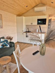 een woonkamer met een tafel en een bank bij Zakątek Dębki in Dębki