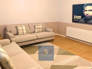 een woonkamer met een bank en een tv bij Chalfont Haven 