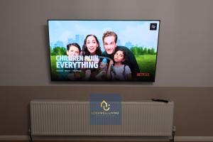een flatscreen-tv die aan de muur hangt bij Chalfont Haven 