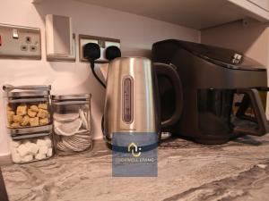 een koffiezetapparaat naast een magnetron bij Chalfont Haven  +24 foto's