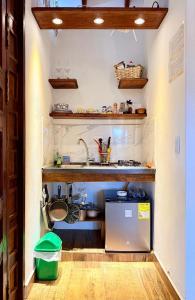 een kleine keuken met een spoelbak en een koelkast bij Cabañas Sentido Ancestral in Jardin