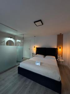 een slaapkamer met een groot bed en een spiegel bij RDT Guest House-Rai din Transilvania in Moieciu de Jos +33 foto's