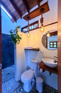 een badkamer met een wit toilet en een wastafel bij Cabañas Sentido Ancestral in Jardin +25 foto's