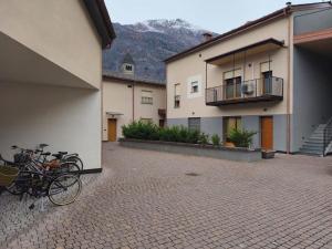 een groep fietsen geparkeerd op de binnenplaats van een gebouw bij Dimora Ananthèō in Tirano