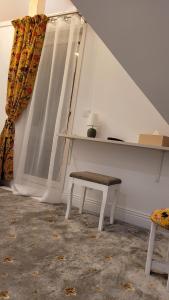 een tafel en een bank in een kamer bij Carpathia Magic -adults only in Peştera