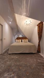 een slaapkamer met een groot bed op een zolder bij Carpathia Magic -adults only in Peştera +60 foto's