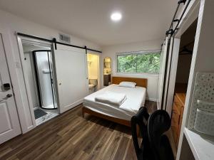 een kleine slaapkamer met een bed en een raam bij Ensuite Private Room in Austin