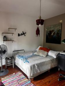 En eller flere senge i et værelse på Habitación doble con balcón y pileta en las sierras Unquillo