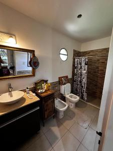 Et badeværelse på Habitación doble con balcón y pileta en las sierras Unquillo