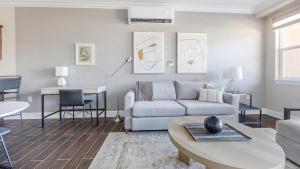 een woonkamer met een bank en een tafel bij Landing Modern 2BD Gym Pool in Kelim