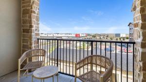 twee stoelen en een tafel op een balkon bij Landing Stunning 2BD Courtyard Gym in Denton