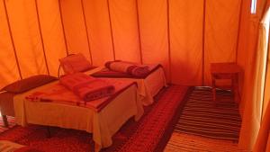 Postel nebo postele na pokoji v ubytování Chegaga camp happy night + 14 fotografií