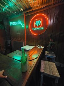 een bar met een fles op een tafel in een restaurant bij Formosa Suites in Bonito