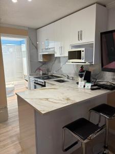 een keuken met witte kasten en een groot aanrecht bij Grand Forks Inn in Grand Forks