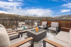 un patio con sedie e un braciere sul balcone. di Lofty Landing a Hideaway Park