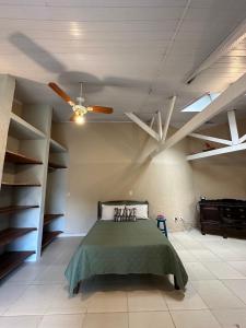 En eller flere senge i et værelse på Loft Aconchegante Perequê-açu + 15 billeder