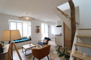 un salon avec un escalier et un canapé dans l'établissement Les Gites de Mael et Rose, à Plougasnou