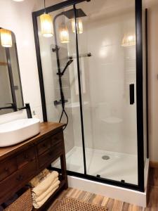 ein Badezimmer mit Dusche und Waschbecken in der Unterkunft Domek Hortensja in Zawady + 19 Fotos