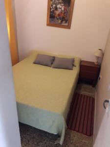 een kleine slaapkamer met een bed in een kamer bij Mary in Costa Azul
