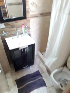 een badkamer met een wastafel en een toilet bij Mary in Costa Azul