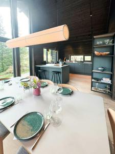 Køkken eller tekøkken på Mountain Cabin With Beautiful Lake View