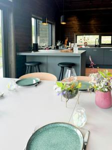 En restaurant eller et andet spisested på Mountain Cabin With Beautiful Lake View